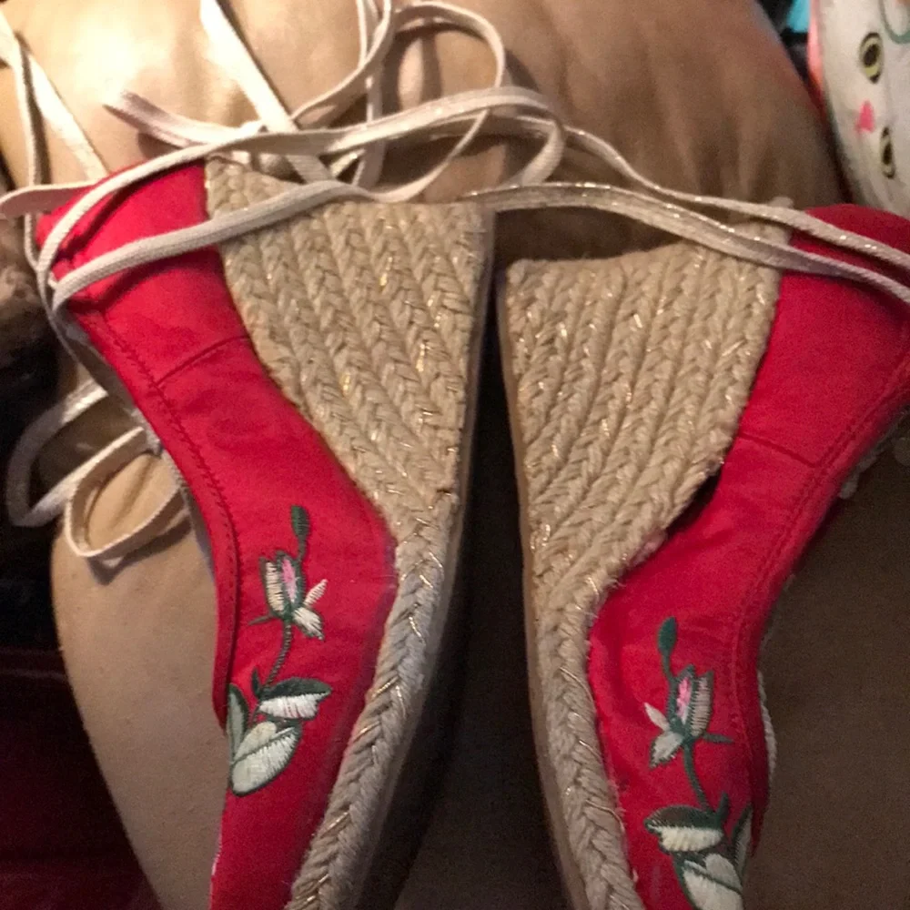 🤍 Embroidered red lace up shoes